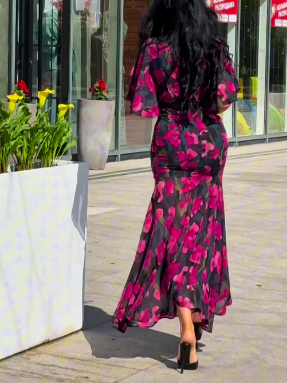 Vestido de manga de trompete de decote em V retro