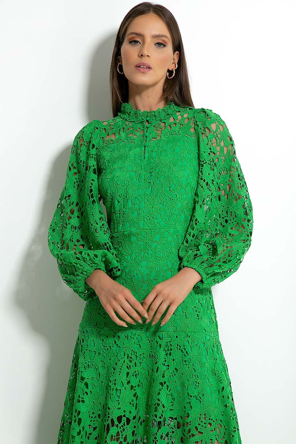 Vestido longo flare com acabamento em renda bordada Joa