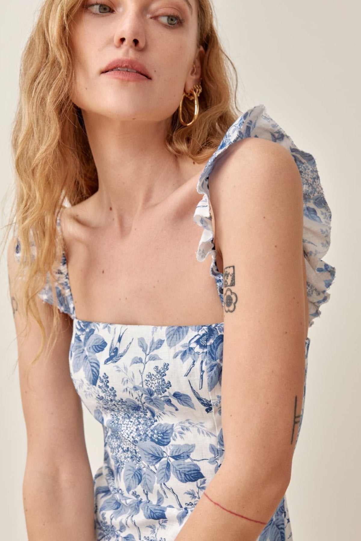 Vestido midi estampado com babados e alças e fenda Joa