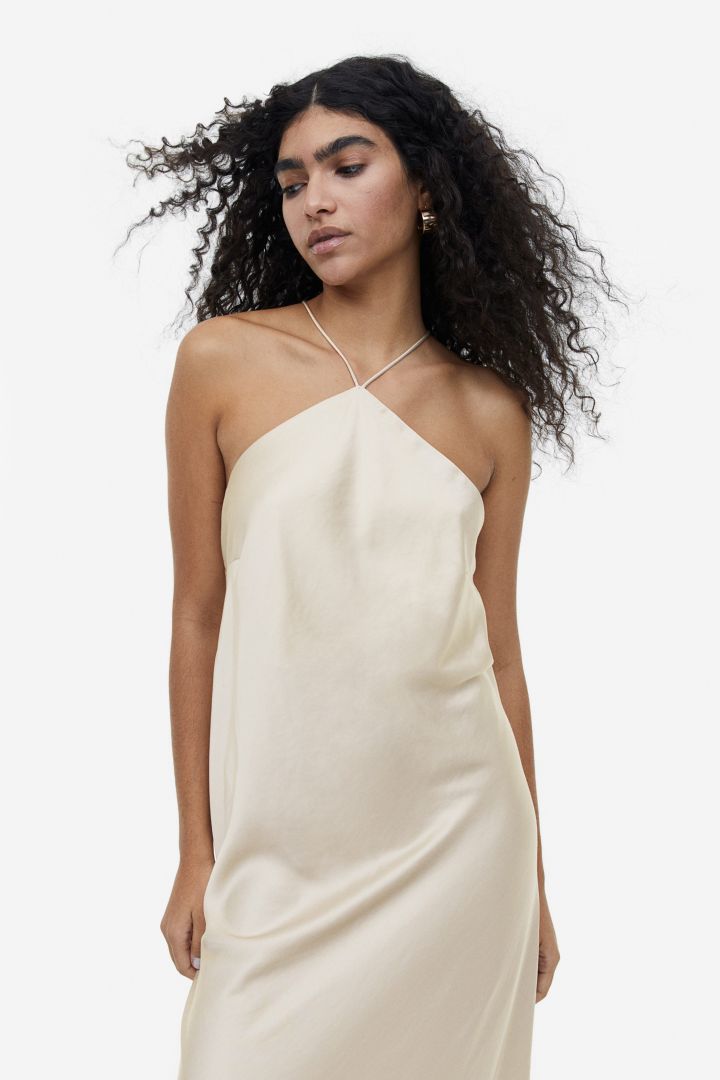 Vestido midi com decote halter e rosa removível Sia