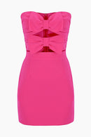 Vestido curto estilo tubinho com corte estilo mignon e laço