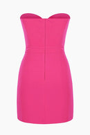 Vestido curto estilo tubinho com corte estilo mignon e laço