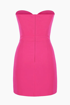Vestido curto estilo tubinho com corte estilo mignon e laço