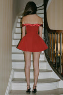 Vestido curto Odelia ombro a ombro com camadas