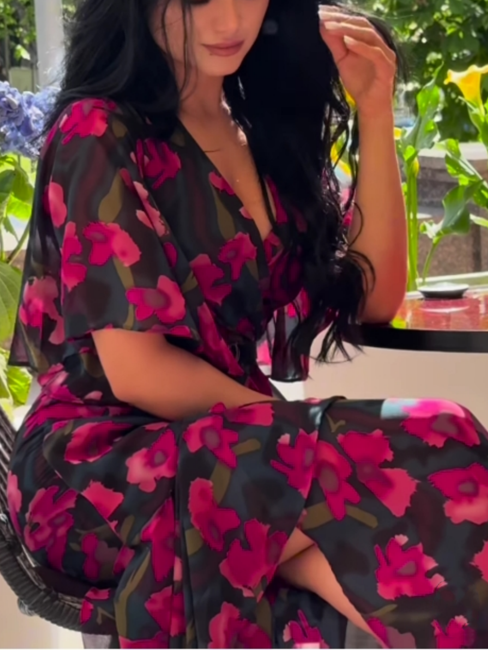 Vestido de manga de trompete de decote em V retro