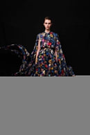 Vestido longo Nola com decote redondo e mangas compridas