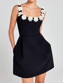 Vestido regata com zíper e flores 3D nas costas