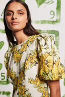 Vestido longo floral com decote redondo Rosalinde em amarelo