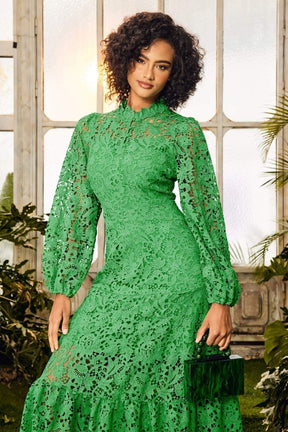 Vestido longo flare com acabamento em renda bordada Joa