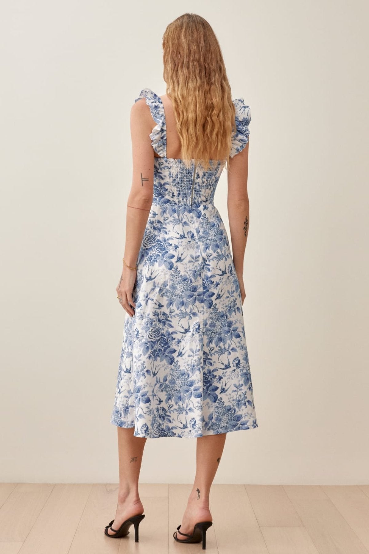 Vestido midi estampado com babados e alças e fenda Joa