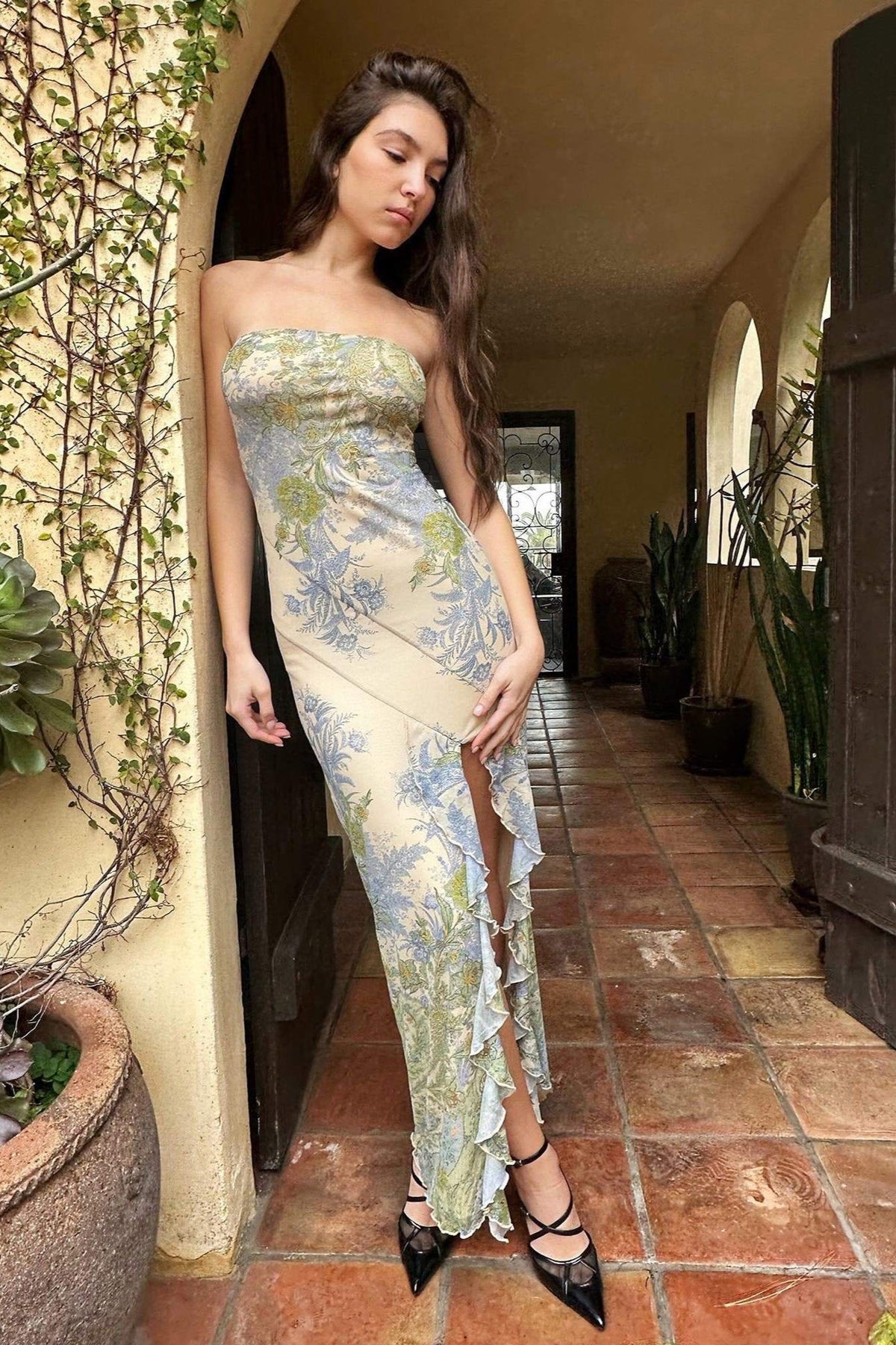 Vestido midi com fenda e estampa Melinda sem alças