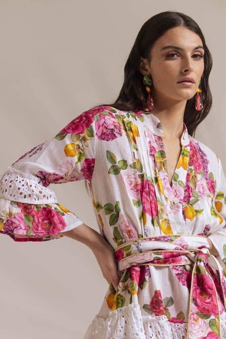 Vestido curto estampado Melissa com babados e acabamento em renda