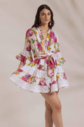 Vestido curto estampado Melissa com babados e acabamento em renda