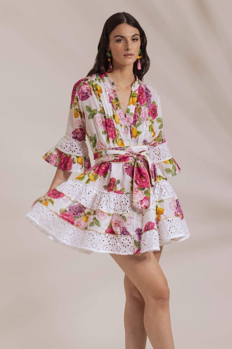 Vestido curto estampado Melissa com babados e acabamento em renda
