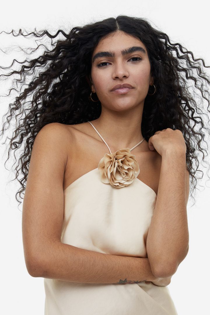 Vestido midi com decote halter e rosa removível Sia