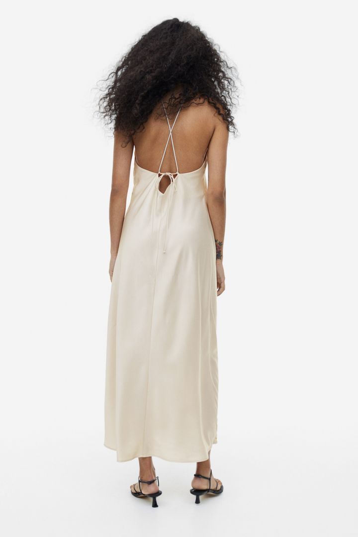 Vestido midi com decote halter e rosa removível Sia